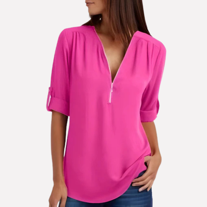 Blauwe damesblouse met halve rits; perfecte pasvorm en elegante look voor werk of casual.