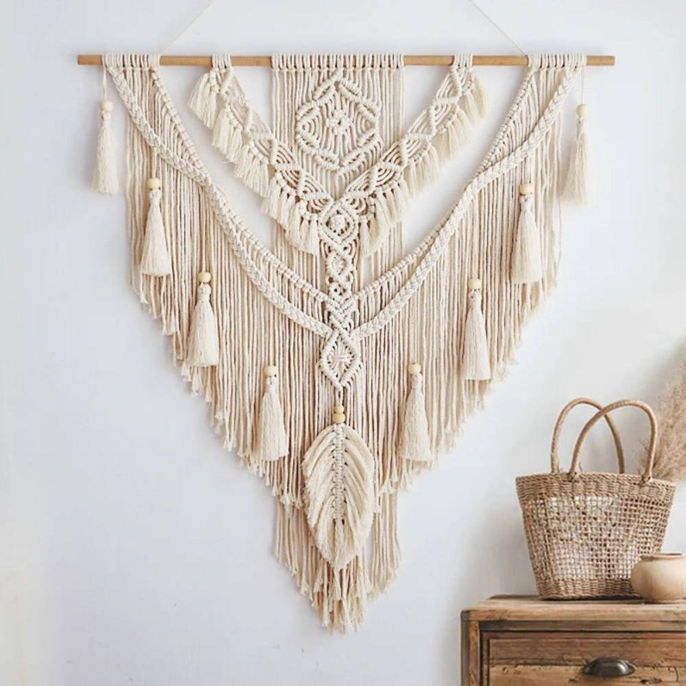 Natuurlijke beige macramé wandhanger (70x95cm) met gele accenten, creëert een boho-Scandinavische sfeer.