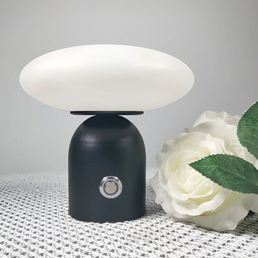 Stijlvolle zwarte Scandinavische paddenstoellamp van NordicGlow. Draadloos, oplaadbaar met slimme touch bediening.