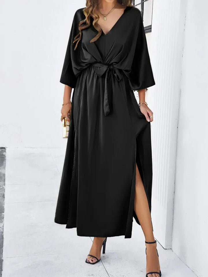 Prachtige dames lentejurk met diepe V-hals, perfect als elegante zomerjurk of casual chic outfit.