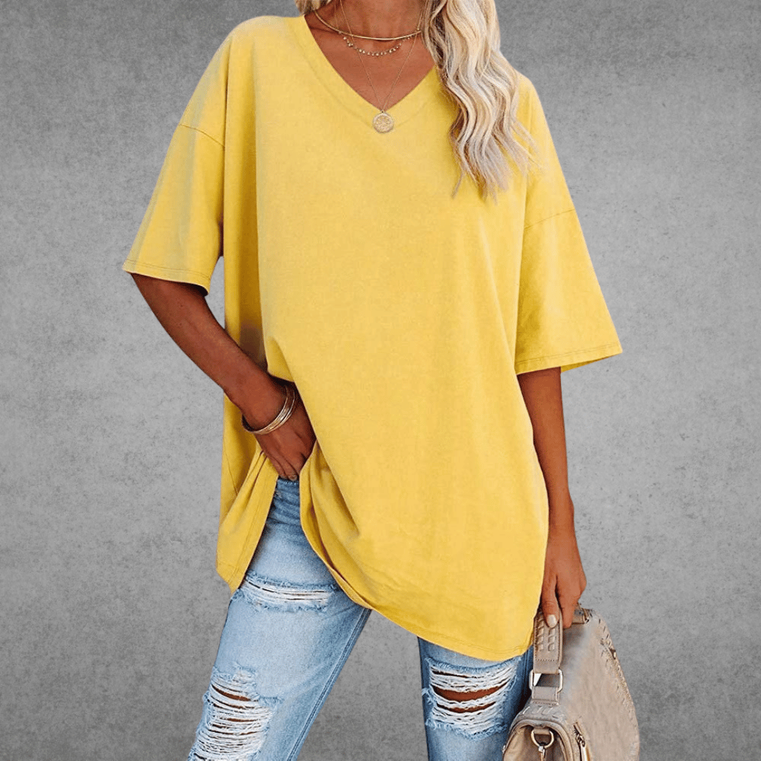 Detailopname van de V-hals van dit comfortabele oversized dames T-shirt. Casual en modieus met relaxte pasvorm.