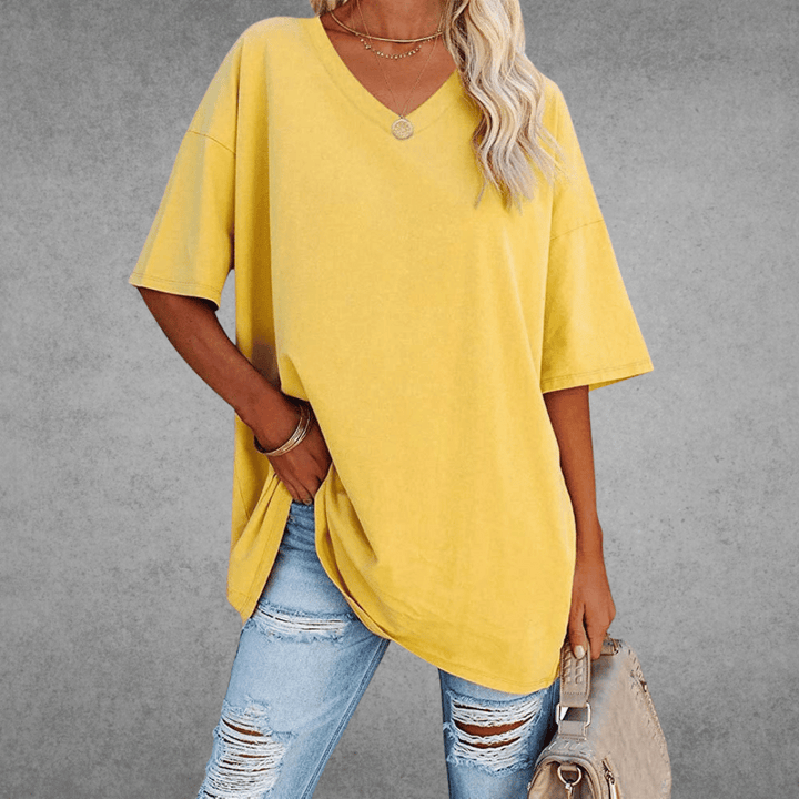 Detailopname van de V-hals van dit comfortabele oversized dames T-shirt. Casual en modieus met relaxte pasvorm.