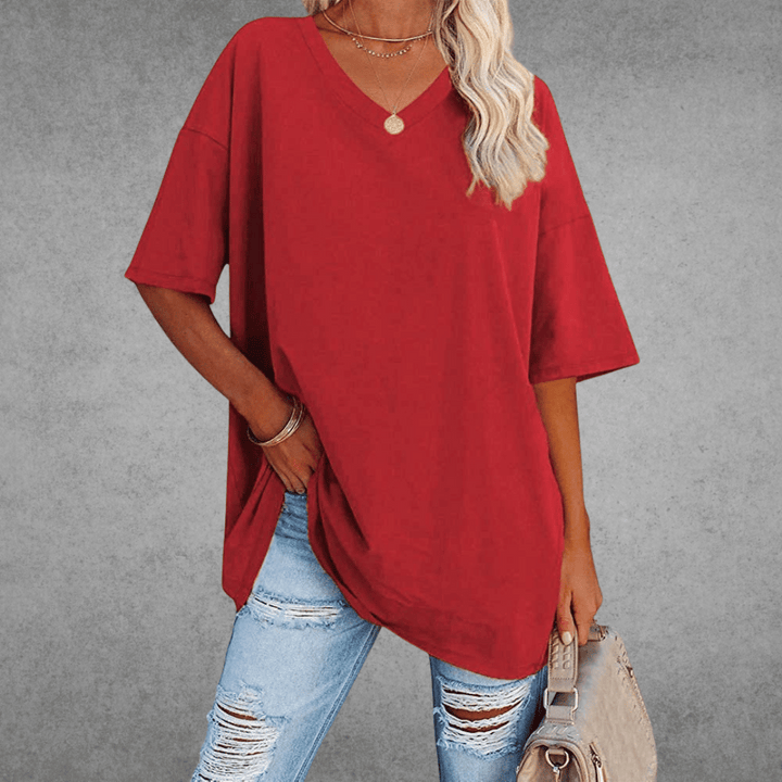 Vooraanzicht van een casual oversized dames V-hals T-shirt, comfortabel voor lente en zomer. Relaxte pasvorm.