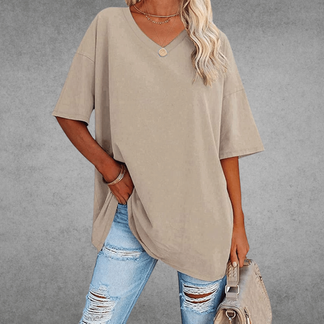 Dames oversized T-shirt met V-hals, gestyled voor een modieuze, casual zomerse dag. Comfort en relaxte pasvorm.