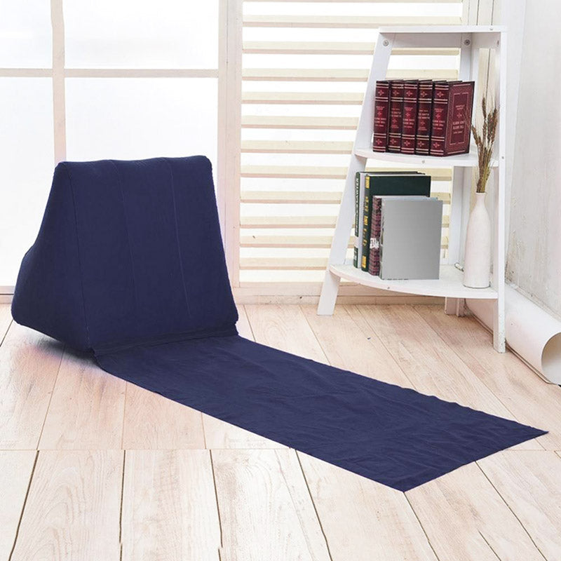 Compacte opgevouwen opblaasbare lounger in draagtas; ideaal voor onderweg, picknicks en outdoor activiteiten.
