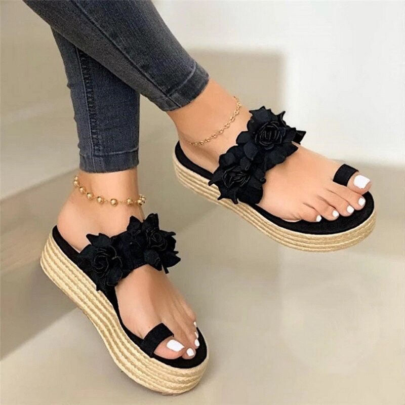 Stijlvolle dames sandalen met bloemendecoratie, een modieuze en comfortabele keuze voor de zomer.