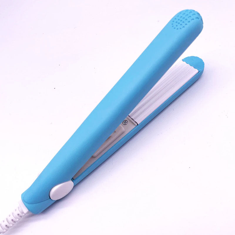 Detail van de keramische platen van de mini haarstyler, voor een gladde en veilige haarstyling voor dames.
