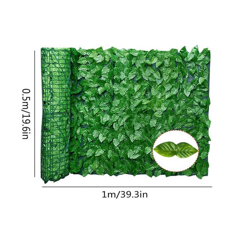 Detail van dichte, realistische kunstplantenrol; voor natuurlijke privacy en groene muurdecoratie.