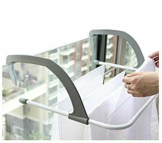 Grijs ophangbaar droogrek voor badkamer en balkon, ruimtebesparend voor kleding en handdoeken.