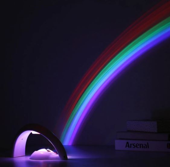 Kindvriendelijke regenbooglamp, projecteert levendige kleuren voor een dromerige slaapomgeving, ideaal als nachtlicht.