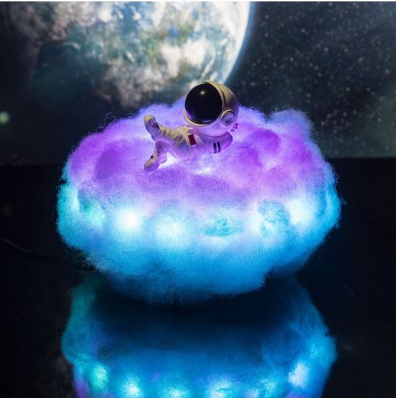 Astronaut wolk nachtlampje met kleurrijke LED verlichting, ideaal als sfeerlamp voor kinderkamer decoratie.