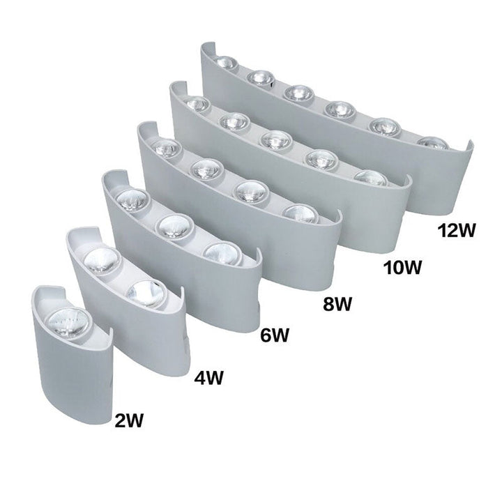 Waterdichte LED verlichting, grijs aluminium, voor een moderne tuin of patio.