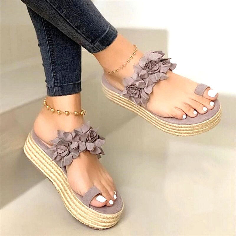 Zijaanzicht van elegante dames zomersandalen in rood, met sierlijk bloemendetail en comfortabele pasvorm.