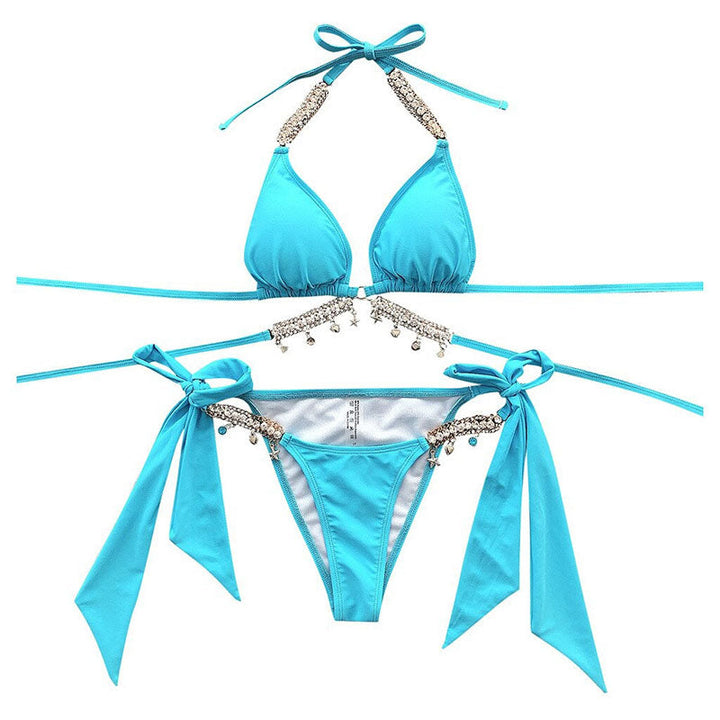 Stijlvolle damesbikini met stralende diamanten en kristallen, een echte blikvanger op het strand.