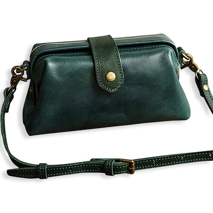 Deze kleine leren tas voor dames is een praktisch en chic accessoire.