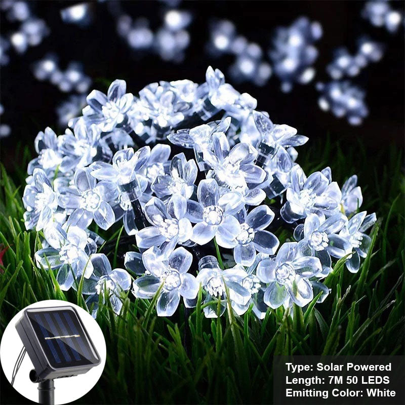 Warm wit bloem solar lichtsnoer, elegante sfeervolle LED buitenverlichting voor tuindecoratie. Werkt op zonne-energie.
