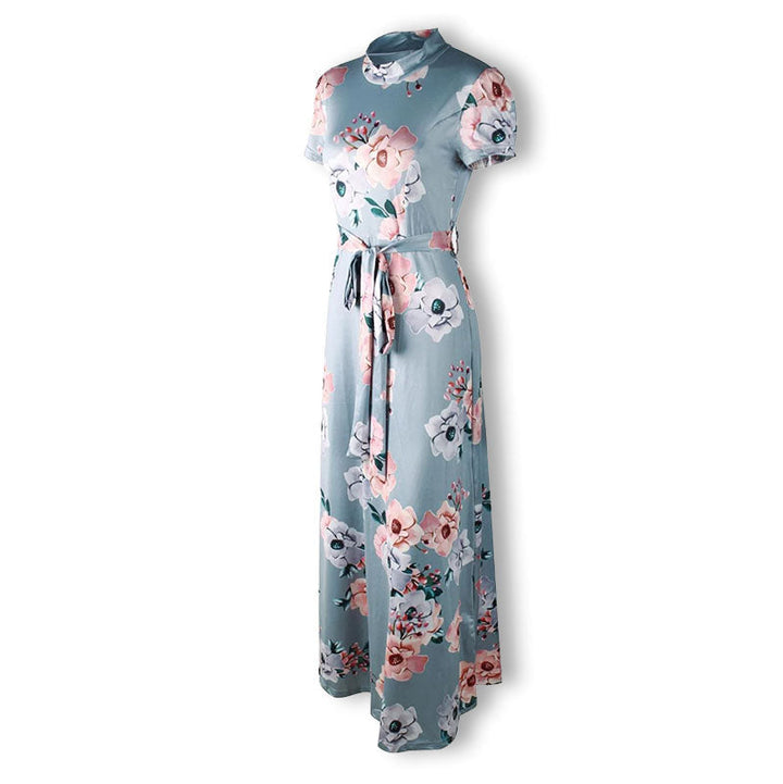 Model lopend in de levendige dames bloemenjurk, ideaal voor een frisse zomerlook. Elegante en comfortabele printjurk.