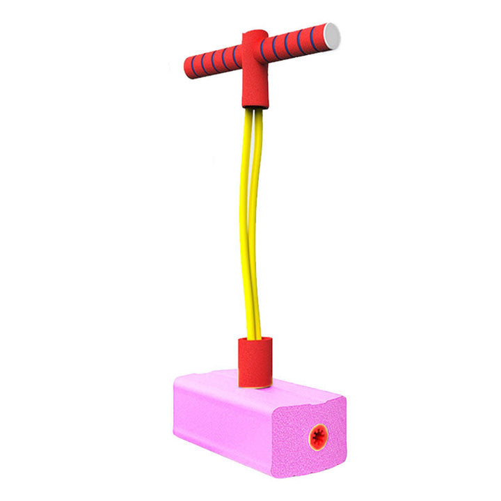 Vrolijk kind met springstok; leuk speelgoed voor energieke kids, binnen en buiten.