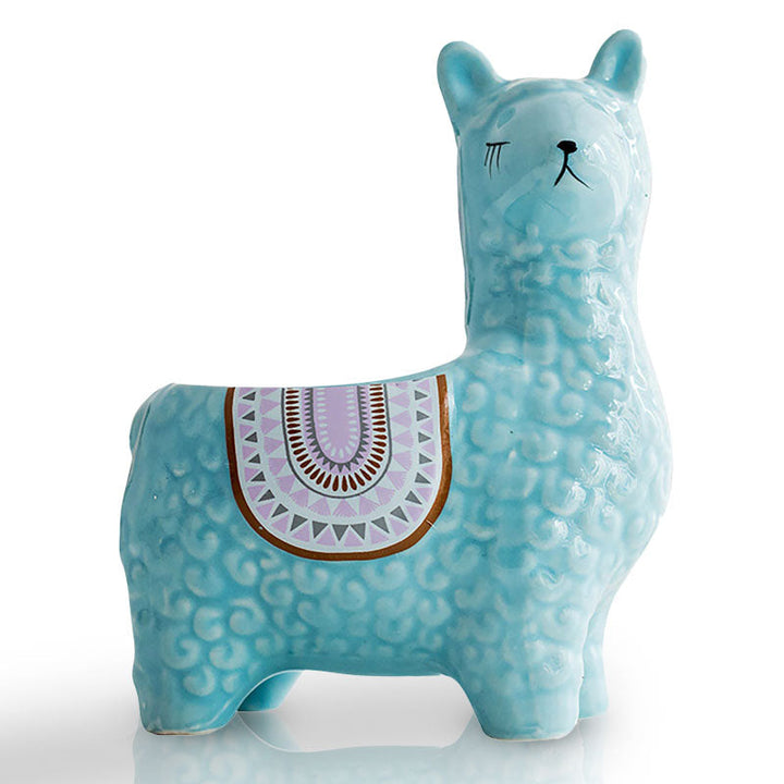 Decoratieve alpaca bloempot op een plank met andere interieuritems.