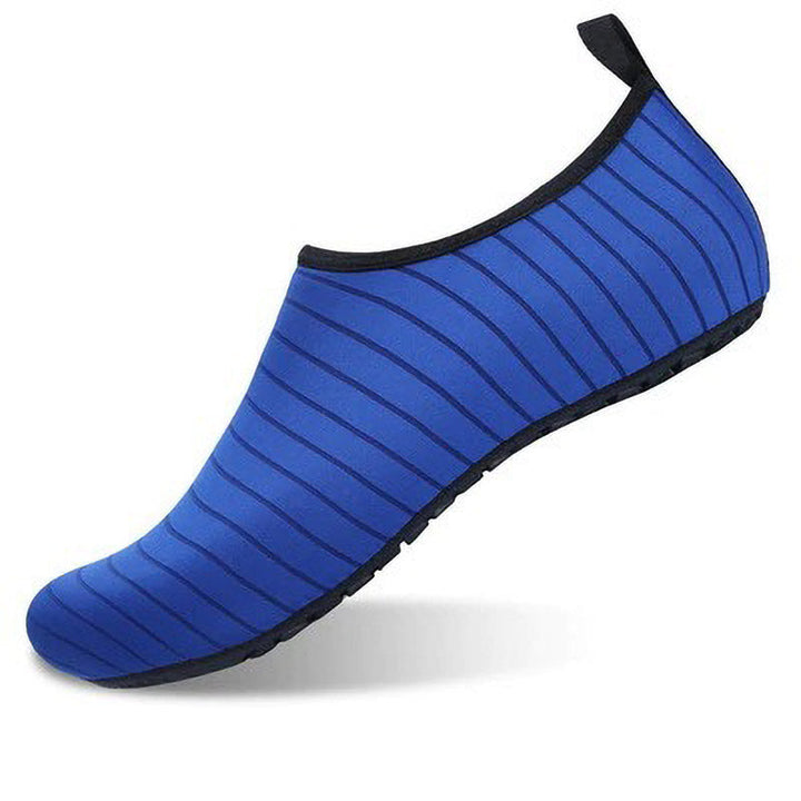 Unisex waterschoenen aan voeten in het water, demonstreren pasvorm en functionaliteit.