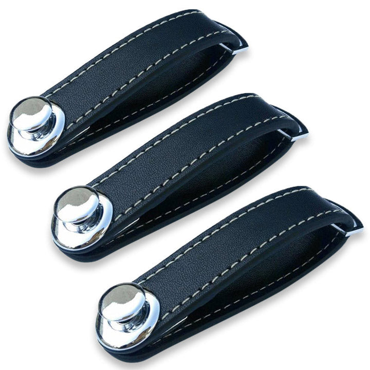 Elegante leren sleutel organizer in de hand, benadrukt het compacte formaat en gebruiksgemak.