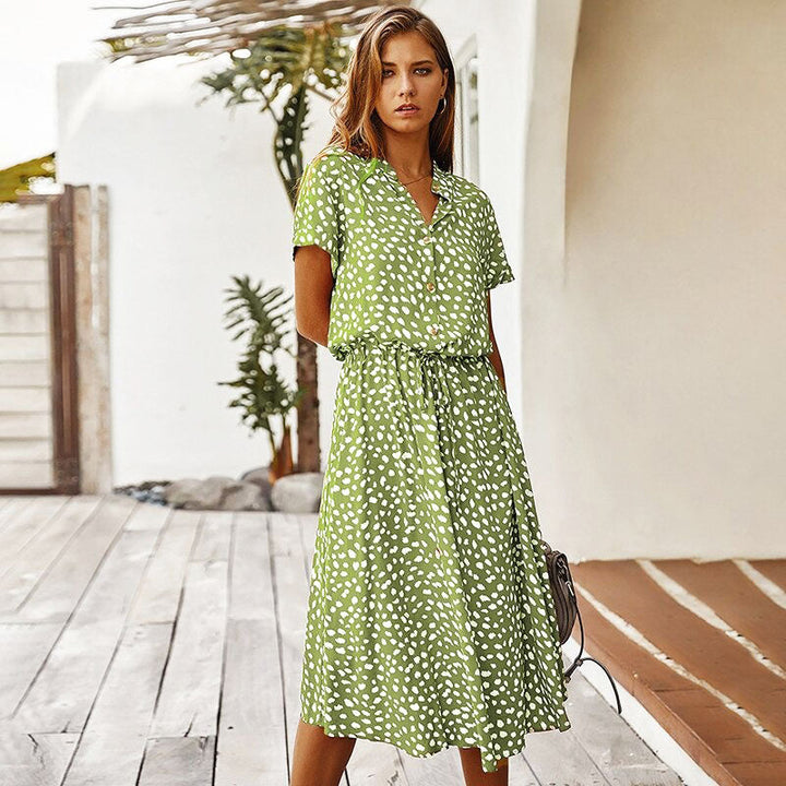 Vrouw draagt stijlvolle dames zomerjurk, genietend van de lentezon. Modieus en casual.