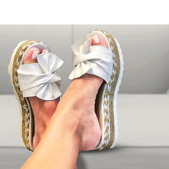 Zwarte dames sandalen met delicate vlinders, veelzijdig en elegant.
