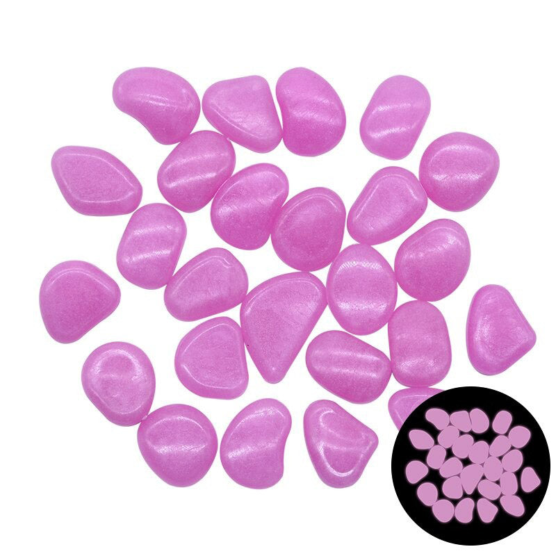 Duurzame glow stones, opladen met zonlicht, voor milieuvriendelijke sfeerverlichting buiten.