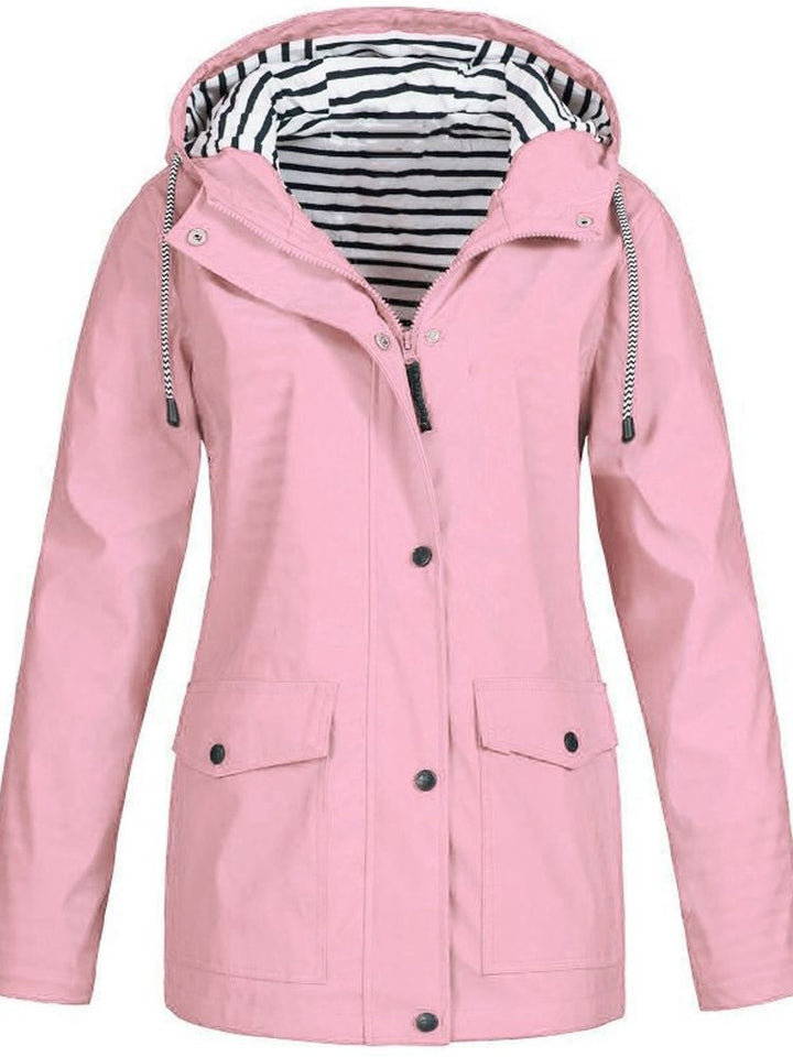 Achteraanzicht stijlvolle Sophie dames trenchcoat, wind- en waterdicht, perfecte pasvorm.