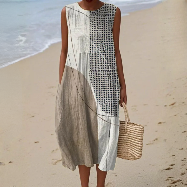 Modieuze mouwloze dames jurk met levendige print. Perfecte zomerjurk voor comfort en stijl op het strand of in de stad.
