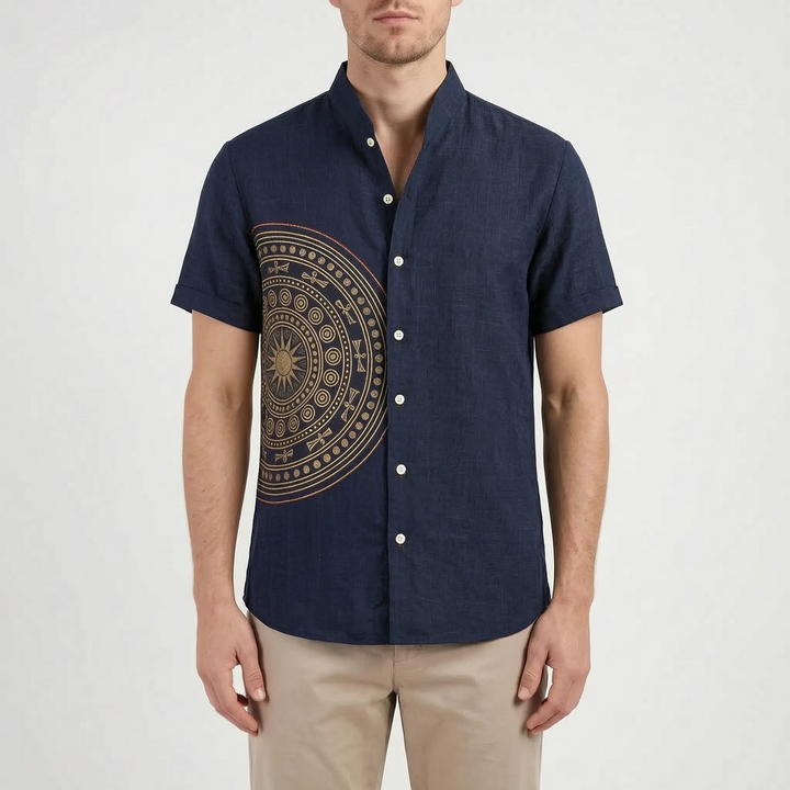Model toont comfortabel heren zomerhemd met korte mouwen, perfect voor een modieuze strandlook.