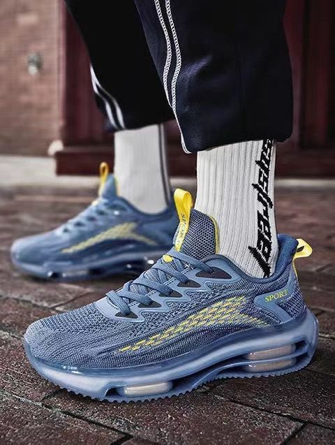 Ademende heren hardloopschoenen in actie, bieden superieur comfort en ondersteuning tijdens het hardlopen.