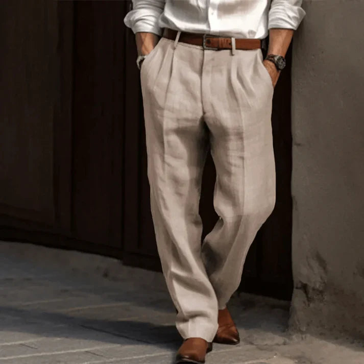 Comfortabele vintage herenbroek, formele stijl. Geschikt als zakelijke pantalon of elegante kleding voor speciale gelegenheden.