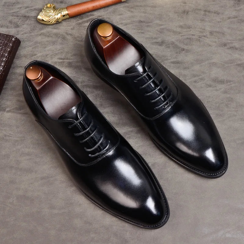 Een paar klassieke Oxford herenschoenen in bruin en zwart, symbool van tijdloze elegantie en zakelijke flair.