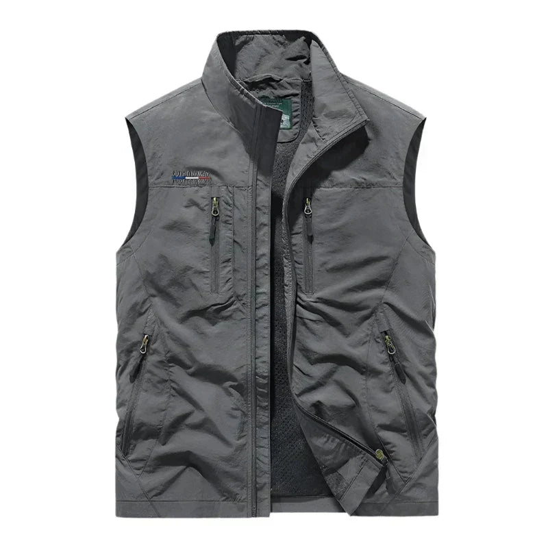 Grijze heren bodywarmer met rits, comfortabel en stijlvol. Geschikt als buitenkleding voor actieve dagen.