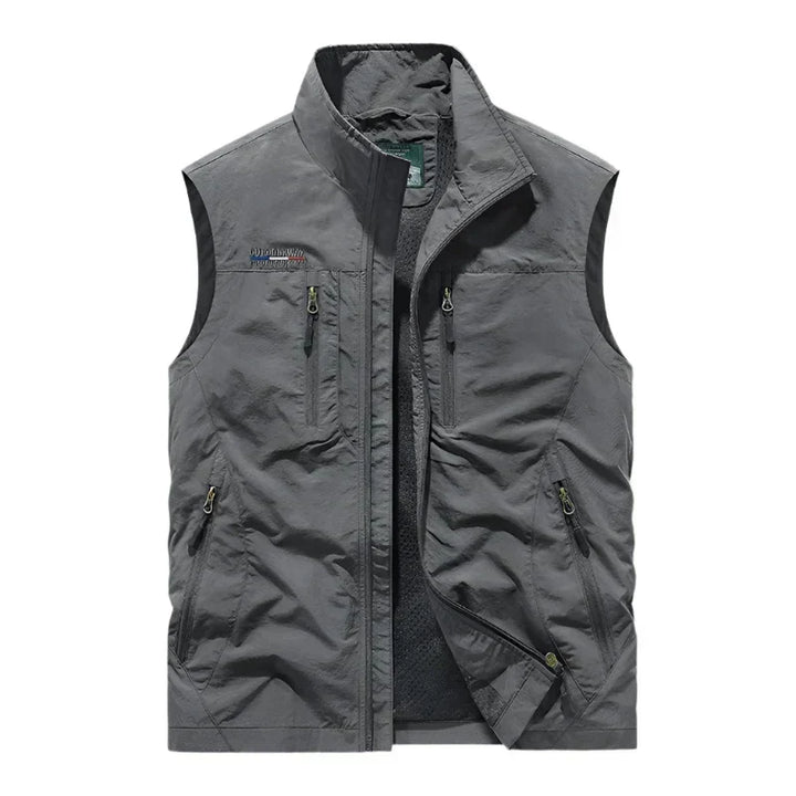 Grijze heren bodywarmer met rits, comfortabel en stijlvol. Geschikt als buitenkleding voor actieve dagen.