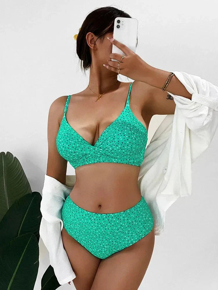 Comfortabele dames bikini set hoge taille, voor een ontspannen dag aan het strand.