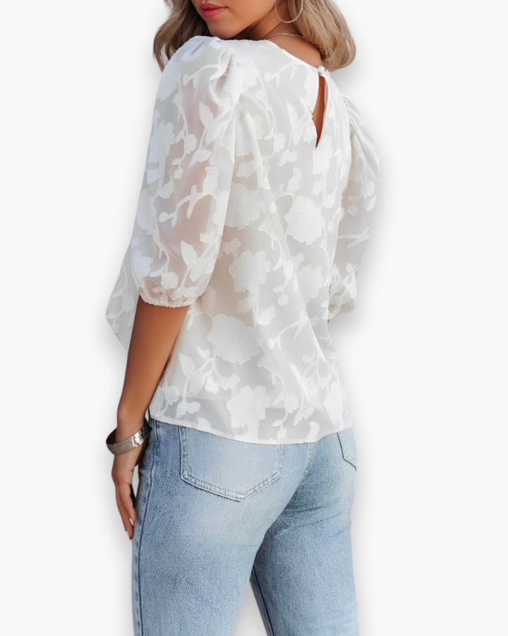 Stijlvolle dames top met pofmouwen en luchtige stof. Comfortabele vrouwenkleding, ideaal voor de zomer.
