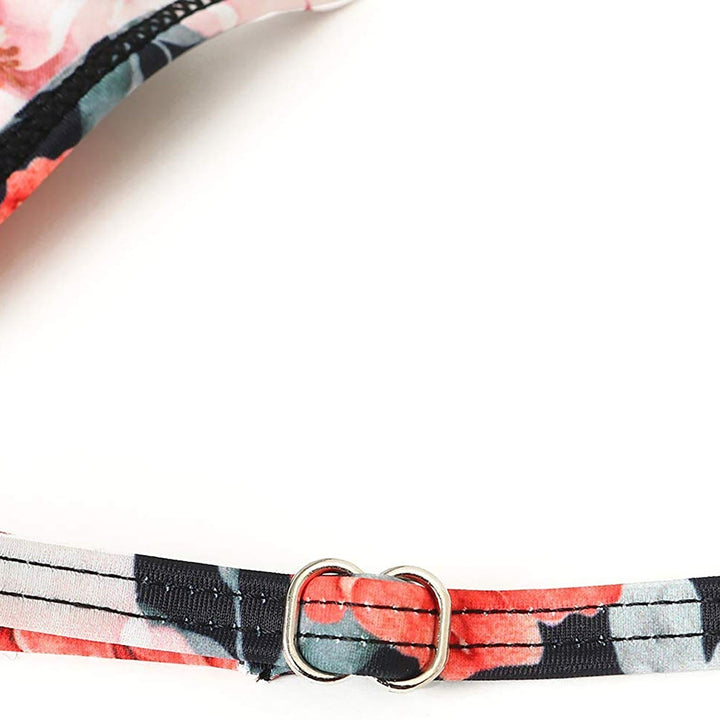 Plat gelegde high-waisted damesbikini, kleurrijk en comfortabel. Zomerse damesmode zwemkleding.
