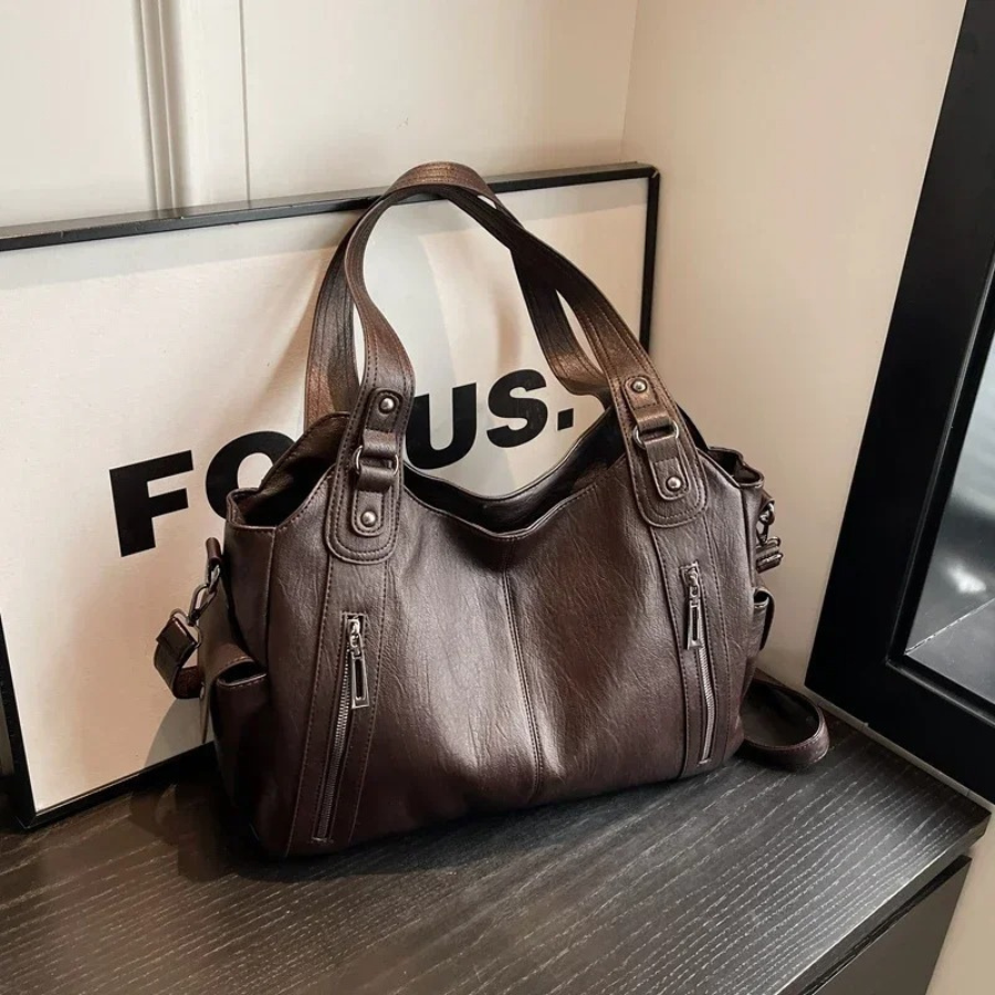Praktische dames tas Nikita, een moderne crossbody met veel opbergruimte en ordelijke vakken.