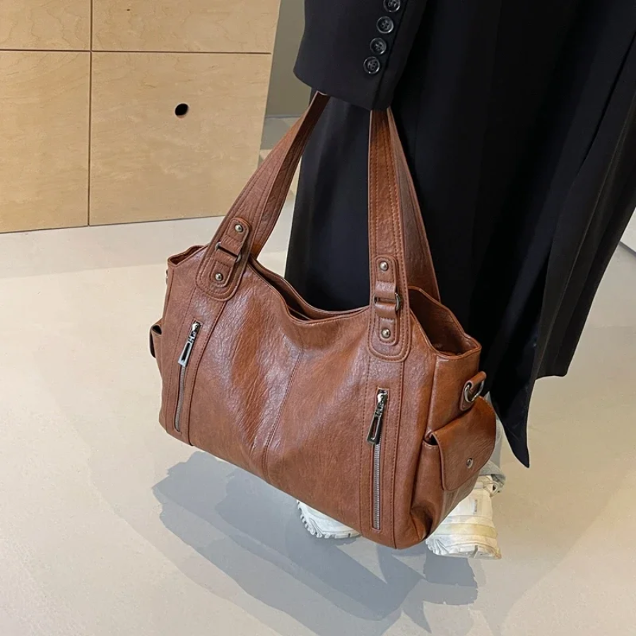 Veelzijdige dames tas Nikita, georganiseerde schoudertas en crossbody voor de moderne vrouw.