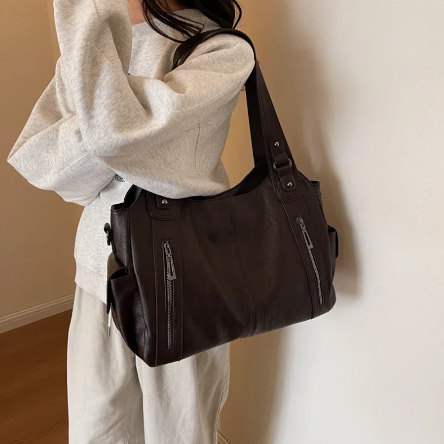 Elegante dames schoudertas Nikita, een moderne crossbody tas met georganiseerde compartimenten.