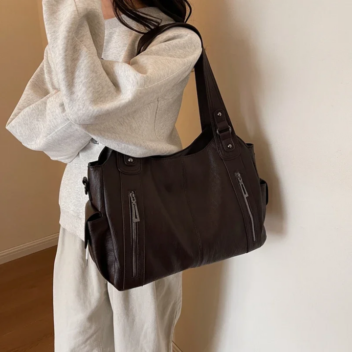 Elegante dames schoudertas Nikita, een moderne crossbody tas met georganiseerde compartimenten.