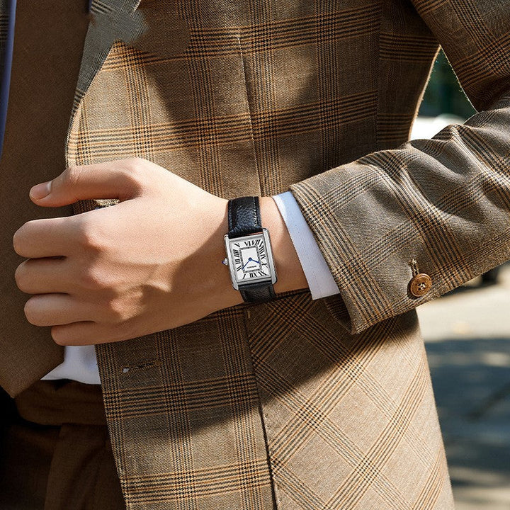 Stijlvol analoog herenhorloge: vierkante wijzerplaat, leren band, Romeinse cijfers, perfect als tijdloos accessoire.