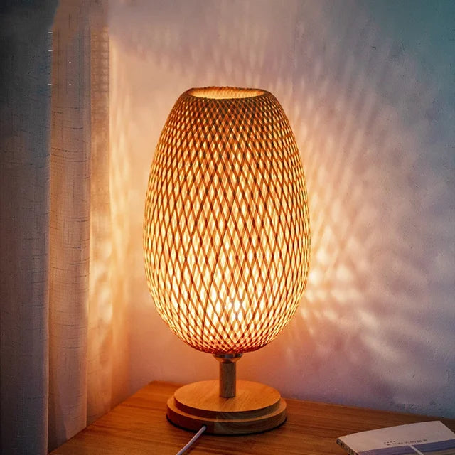 Warme gloed van de bamboe tafellamp creëert een ontspannen sfeer, ideale slaapkamer decoratie.