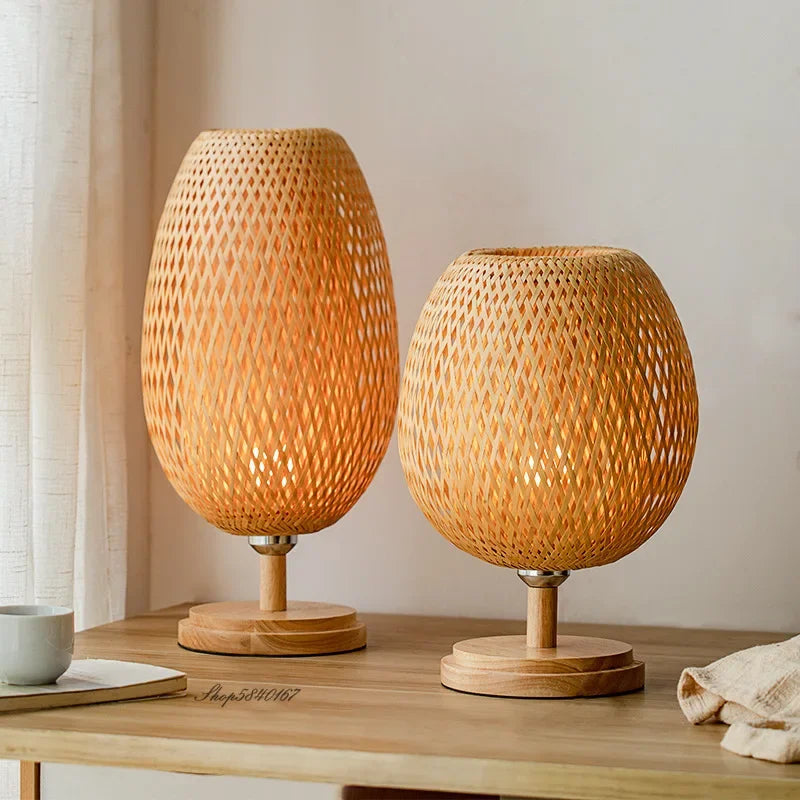 Stijlvolle handgemaakte bamboe lamp op een houten bijzettafel, natuurlijke verlichting voor slaapkamer.