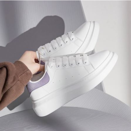 Detaillering van de comfortabele zool van unisex casual schoenen. Lichtgewicht loop schoenen voor heren en dames.