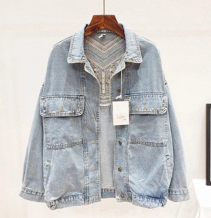 Lichtblauw dames boho spijkerjasje met franjes, ideaal voor een casual of trendy lente/zomer outfit.