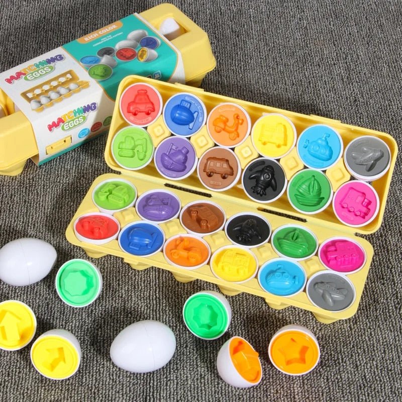 Kinderen matchen halve eieren om vormen en kleuren te leren. Educatief speelgoed voor cognitieve ontwikkeling.
