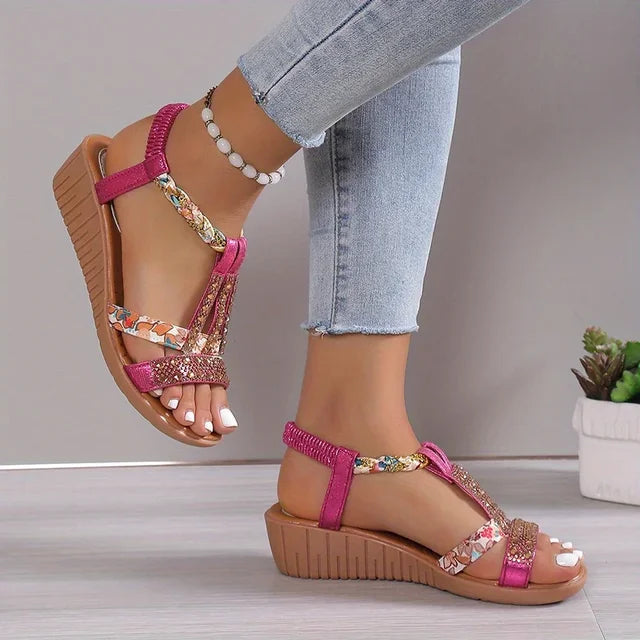 Zomerse dames sandalen met comfortabele sleehak en orthopedische zool voor een pijnvrije ervaring.